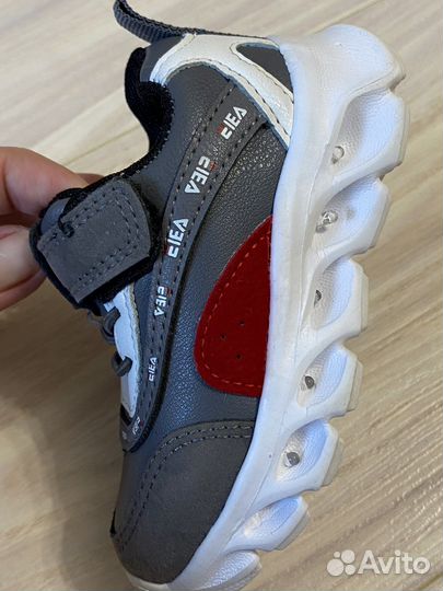 Кроссовки на мальчика в отличном состоянии р 21