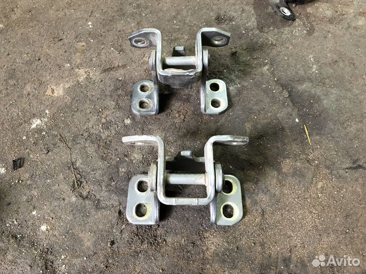 Петля двери багажника Сузуки Гранд Витара 3
