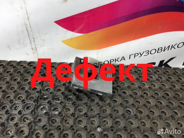 Кронштейн накладки на порог правый Volvo XC60