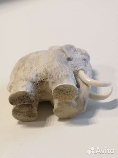 Мамонт (слон) из кости