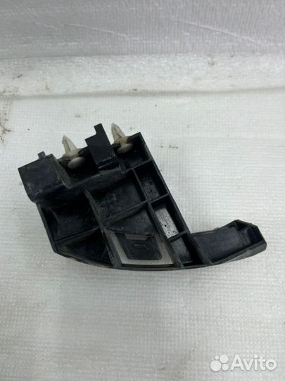 Кронштейн фонаря задний правый Toyota Land Cruiser