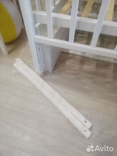 Детская кроватка с маятником