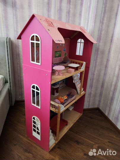 Кукольный домик с мебелью и куклами