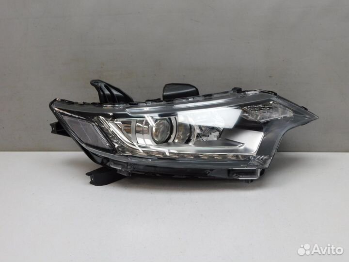 Фара правая Mitsubishi Outlander