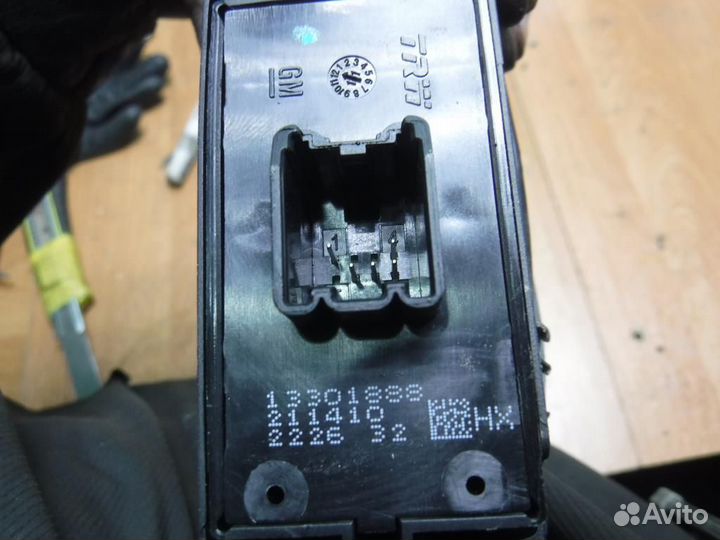 Кнопка стеклоподъемника Opel Astra J