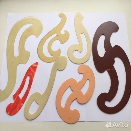 Лекалы, кнопки, булавки, транспортир