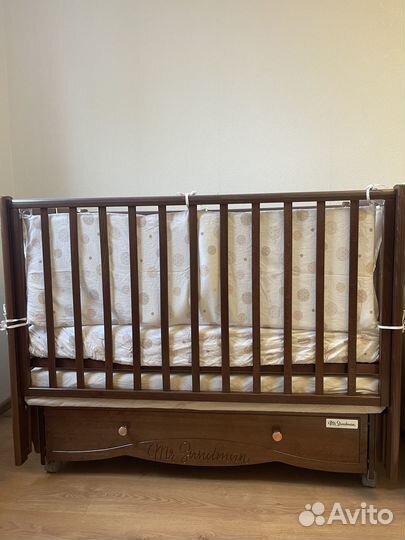 Детская кроватка с универсальным маятником