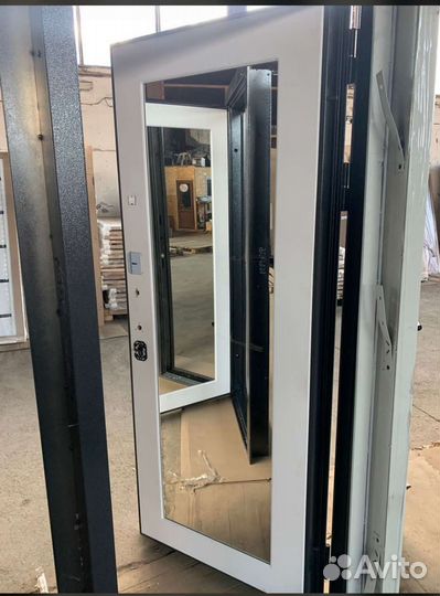 Дверь металлическая с зеркалом