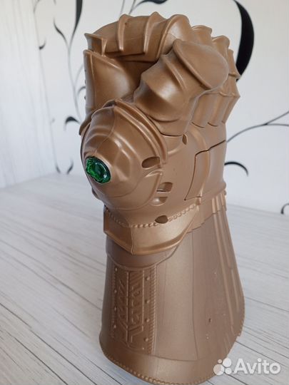 Игрушка-рука Таноса