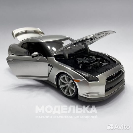 Модель автомобиля Nissan GT-R R35 1:18