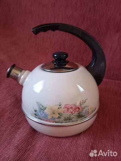 Кастрюли, чайник, хрустальные вазочки