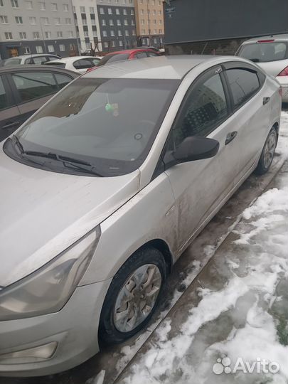 Hyundai Solaris 1.4 МТ, 2015, битый, 200 000 км