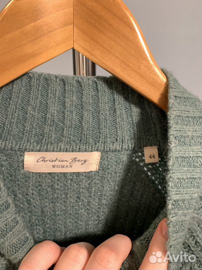 Свитер женский