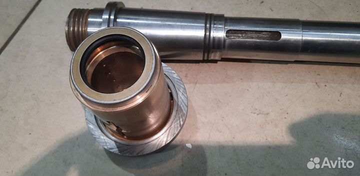 Втулка латунная с валом