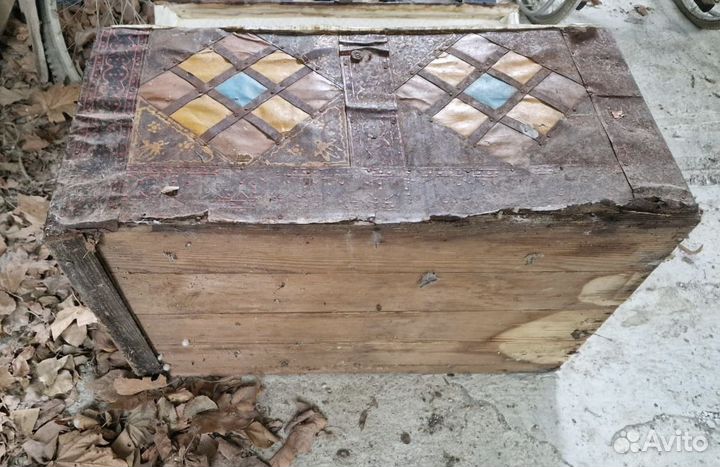 Сундук старинный