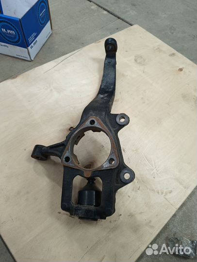 Поворотный кулак левый Jeep Grand Cherokee wk2