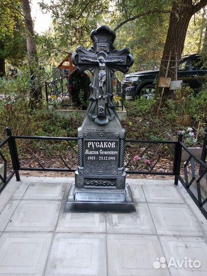 Памятник крест на могилу надгробия из камня