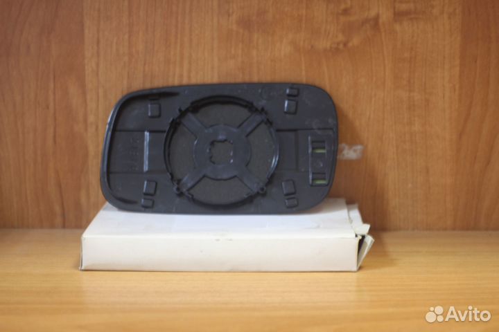 Стекло зеркала правое VW VM181GR