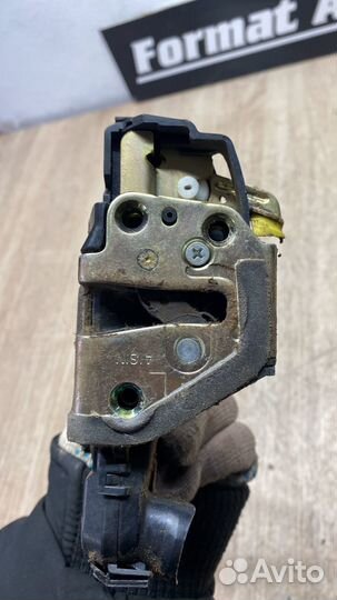 Замок двери передний левый Toyota Corolla E120