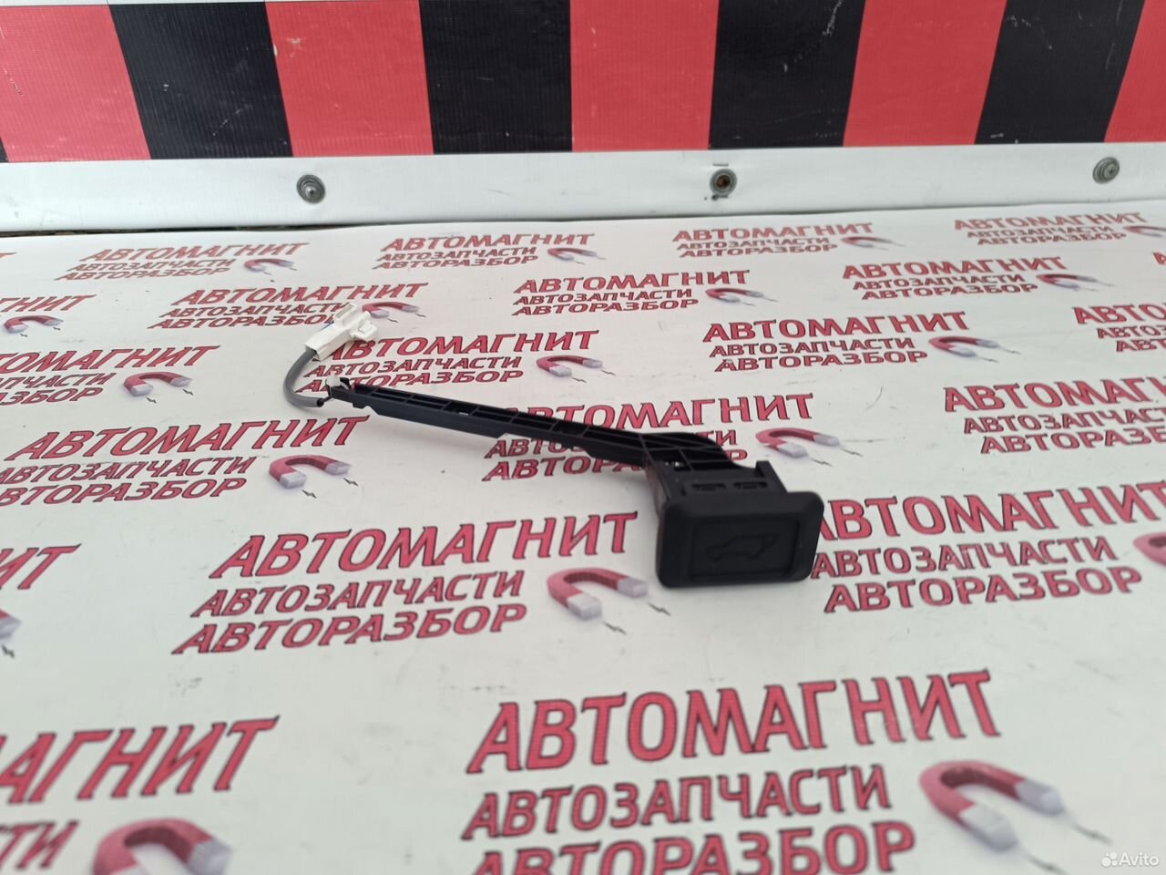 Кнопка открывания багажника Тойота Рав 4 50 18-нв