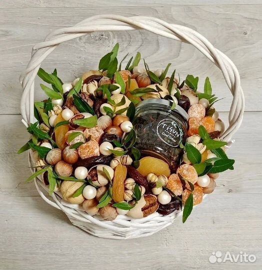 Корзины с орешками и сухофруктами