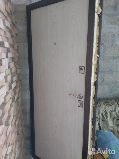 Дверь входная металлическая б/у