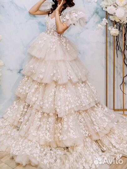 Свадебное платье со шлейфом