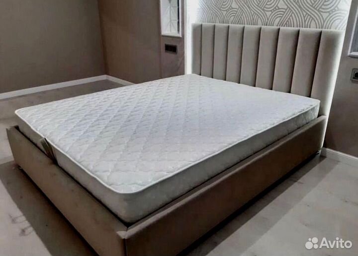 Белая кровать