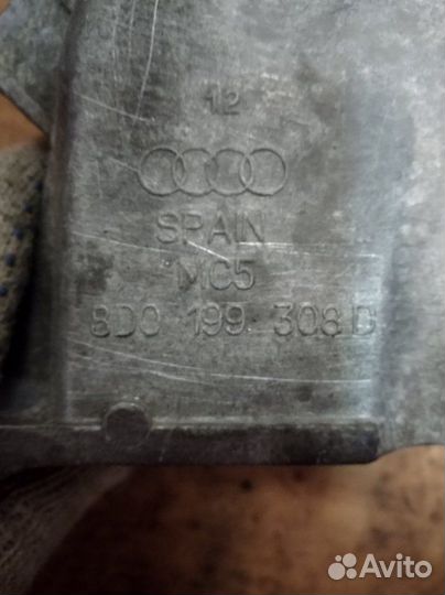 Кронштейн двигателя правый Audi A4 B5 AQD