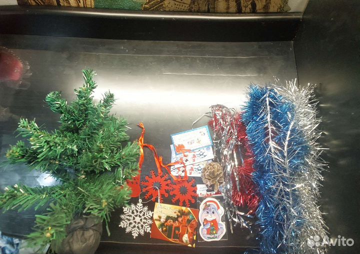 Новогодняя ёлка с мешурой и игрушками