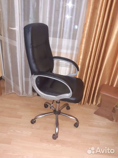 Компьютерное кресло кожаное
