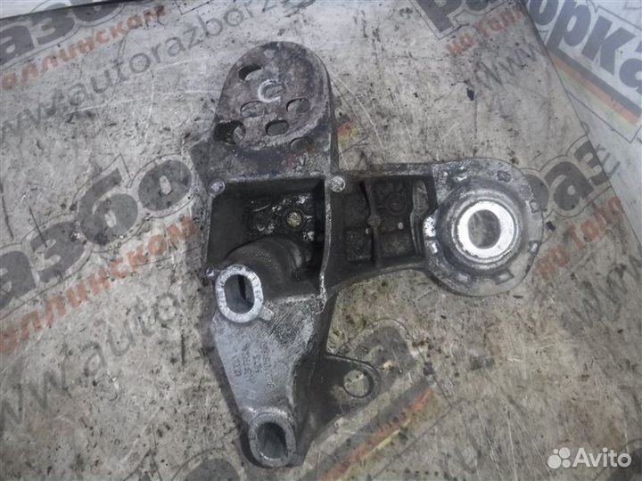 Кронштейн крепления двигателя лев. перед. Audi A4