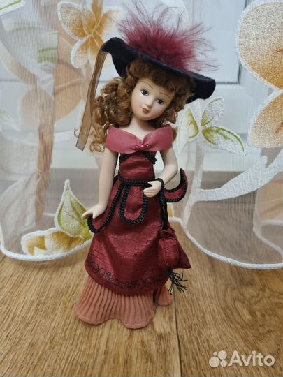 Кукла из фарфора