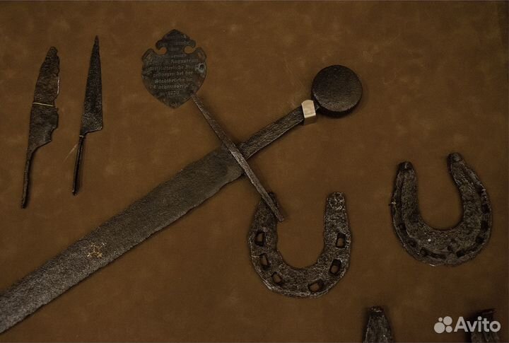 Средневек. артефакты - витрина с древними орудиями