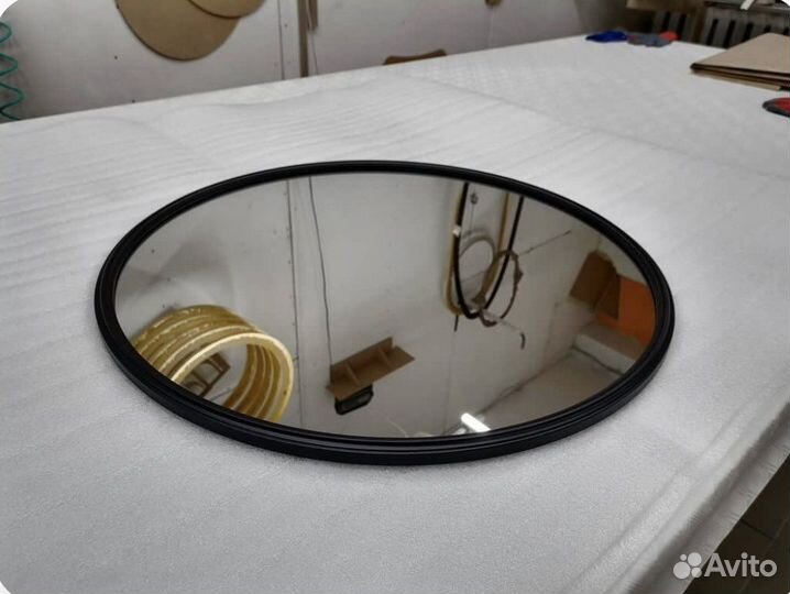 Зеркало новое круглое Formiro в фигурной раме