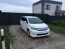 Toyota Isis 1.8 CVT, 2011, 107 000 км, с пробегом, цена 1 360 000 руб.