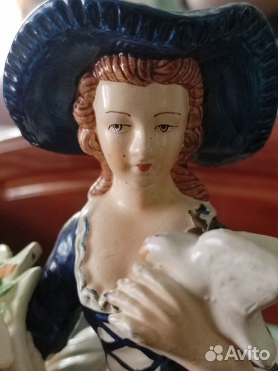 Статуэтка винтажная Европа Цветочница девушка