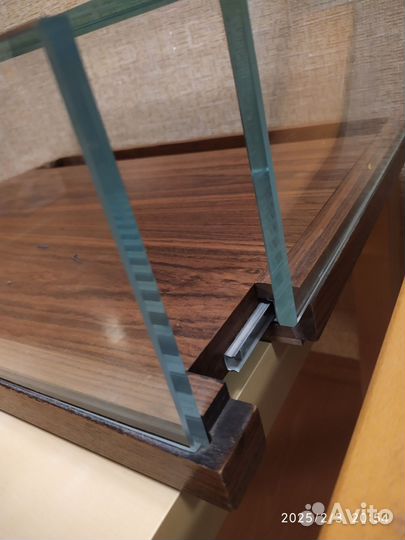 Стеклянная витрина массив дуба