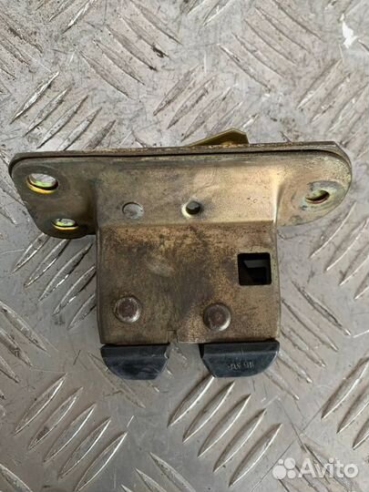 Замок крышки багажника Вольво S40 (VS)