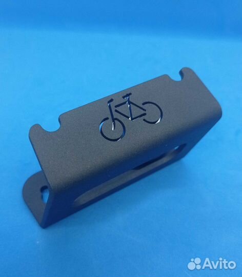Кронштейн крепления велосипеда к стене за педаль