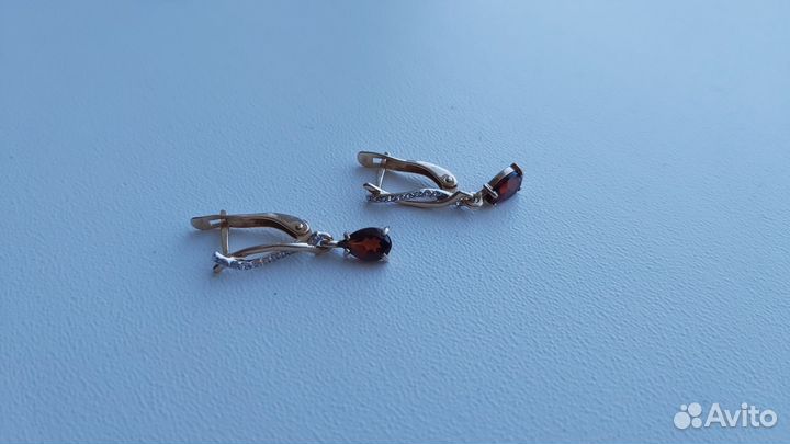Золотые серьги с гранатом 585. Вес 1,84 грамм
