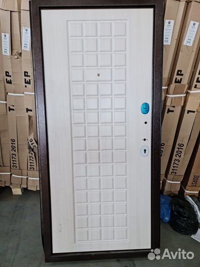 Дверь входная со склада
