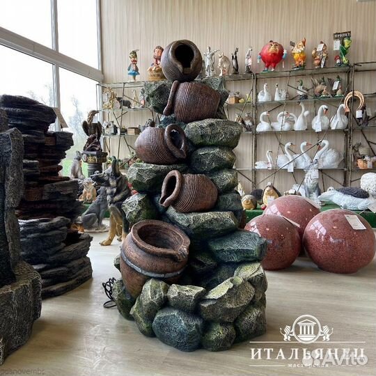 Декоративный фонтан с кувшинами