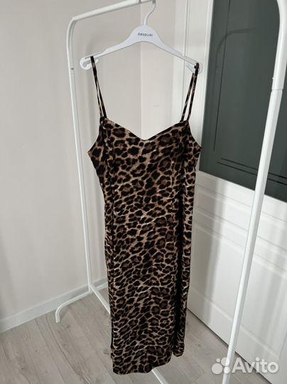 Платье на бретелях