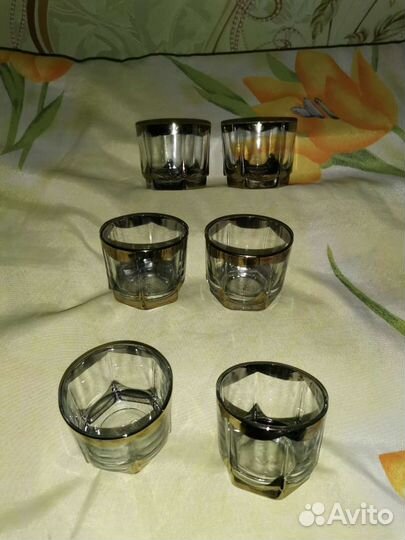 Пластиковая и стеклянная посуда и стопки