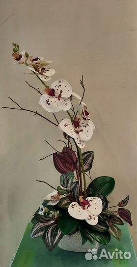 Интерьерная композиция из искусственных цветов