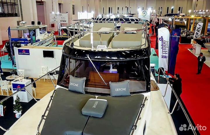 Моторная пластиковая яхта с Флайбриджем