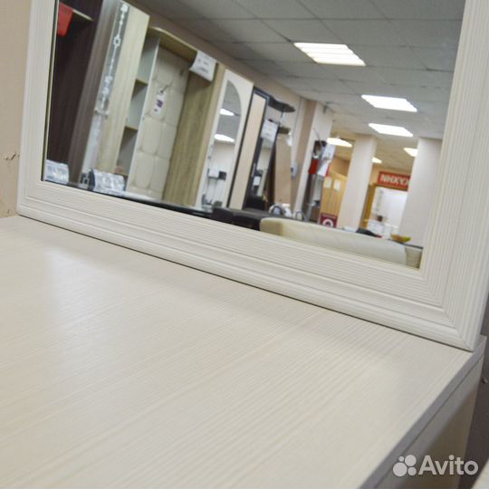 Зеркало / настенное / белое / в спальню