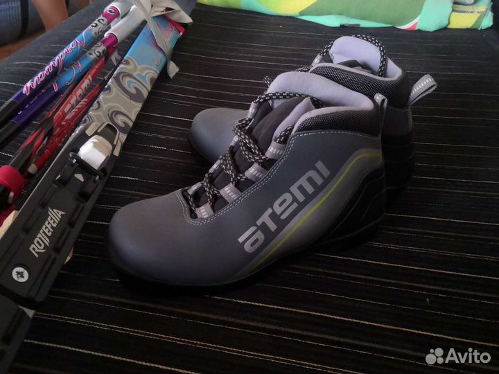 Лыжи, палки и ботинки