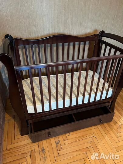 Детская кроватка с маятником и ящиком